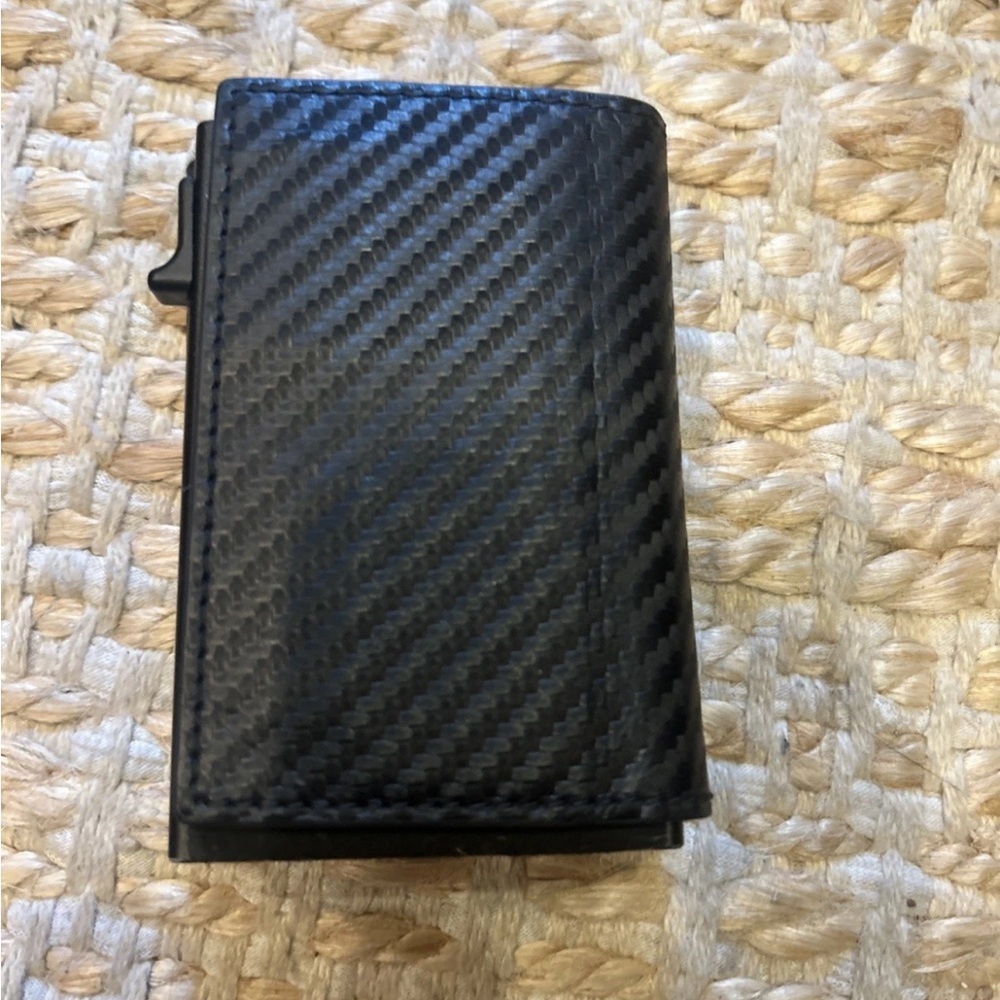 Type Black Carbon Fiber Money Clip Sleek Design-Air tag wallet - Picture 8 of 8
